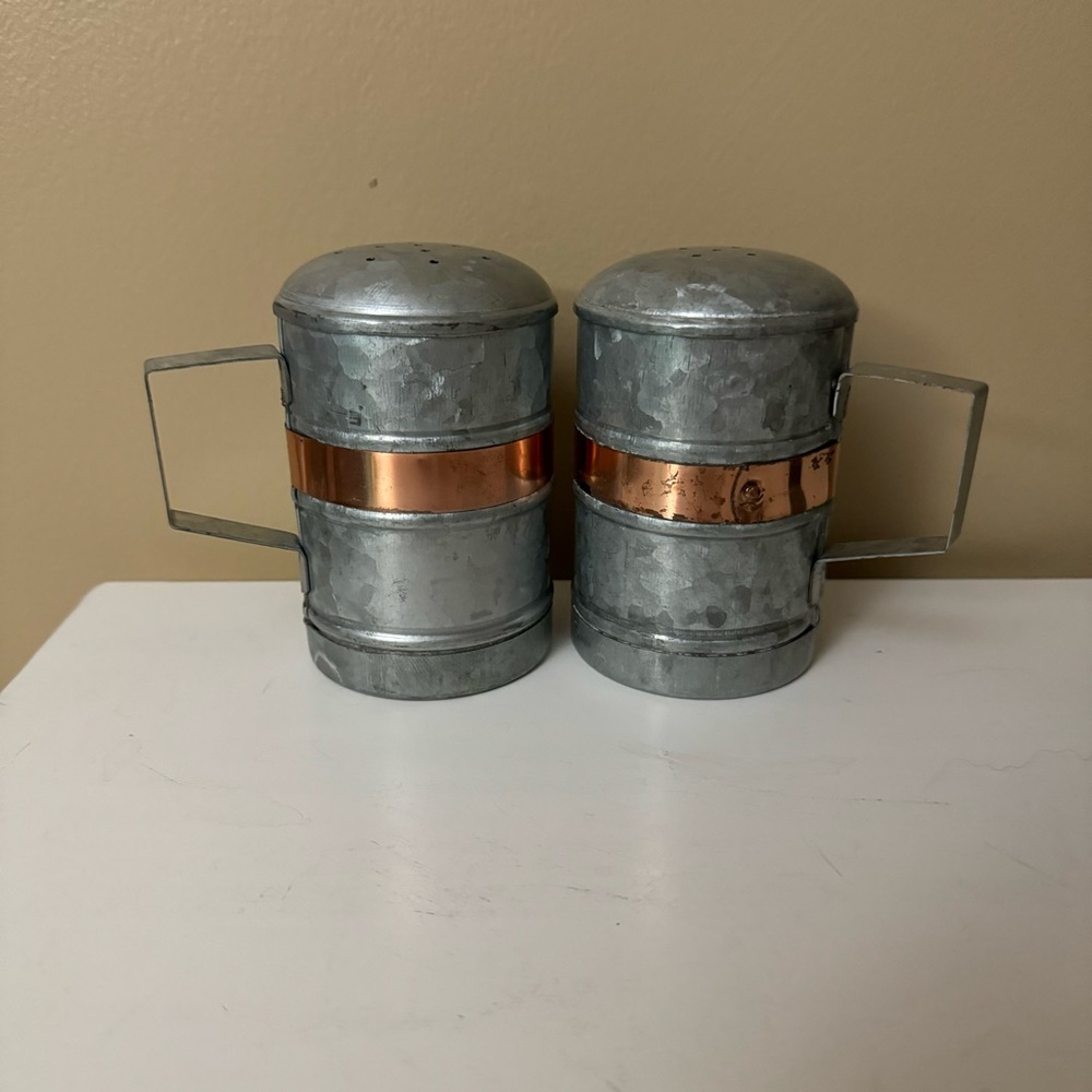Cool salt & pepper shakers‎